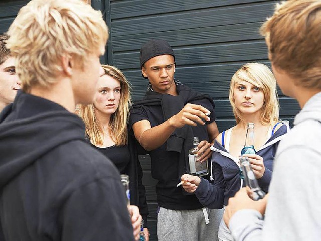 Zusammen trinken,  ist fr viele Jugendliche normal.  | Foto: Colourbox.de