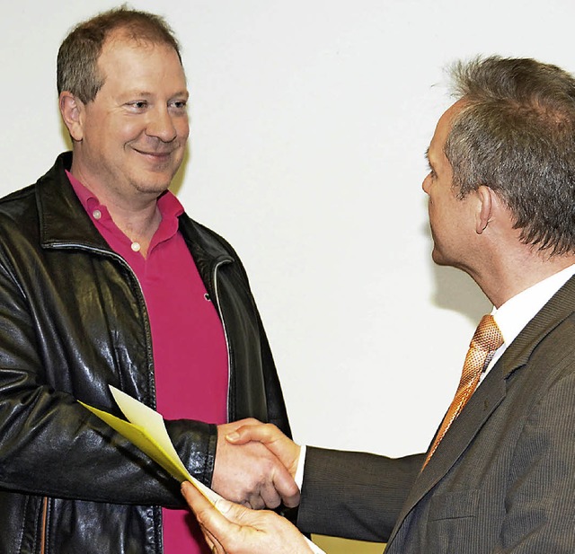 Rainer Bche nimmt den Dank von Brgermeister Armin Hinterseh entgegen.   | Foto: Peter Stellmach