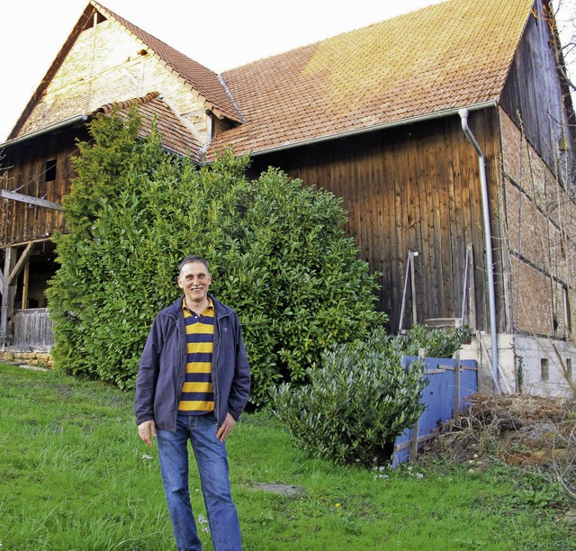 Thomas Hein vor der Scheune, in der ei...n alle Voraussetzungen erfllt werden.  | Foto: Jutta Schtz