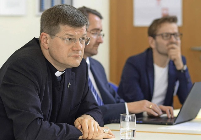 Erzbischof Stephan Burger (links) hrt zu.   | Foto: Martin Wichmann