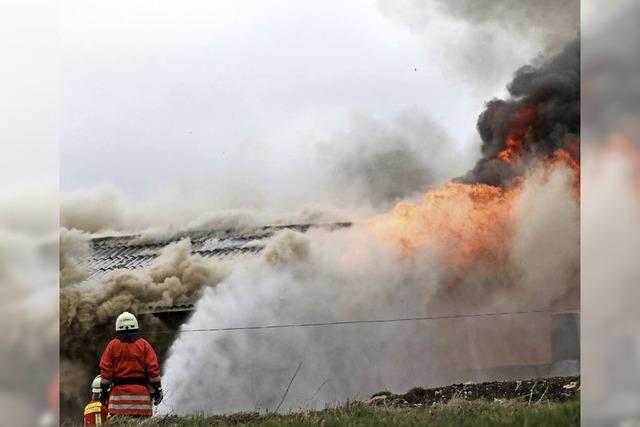 Stallgebude in Flammen