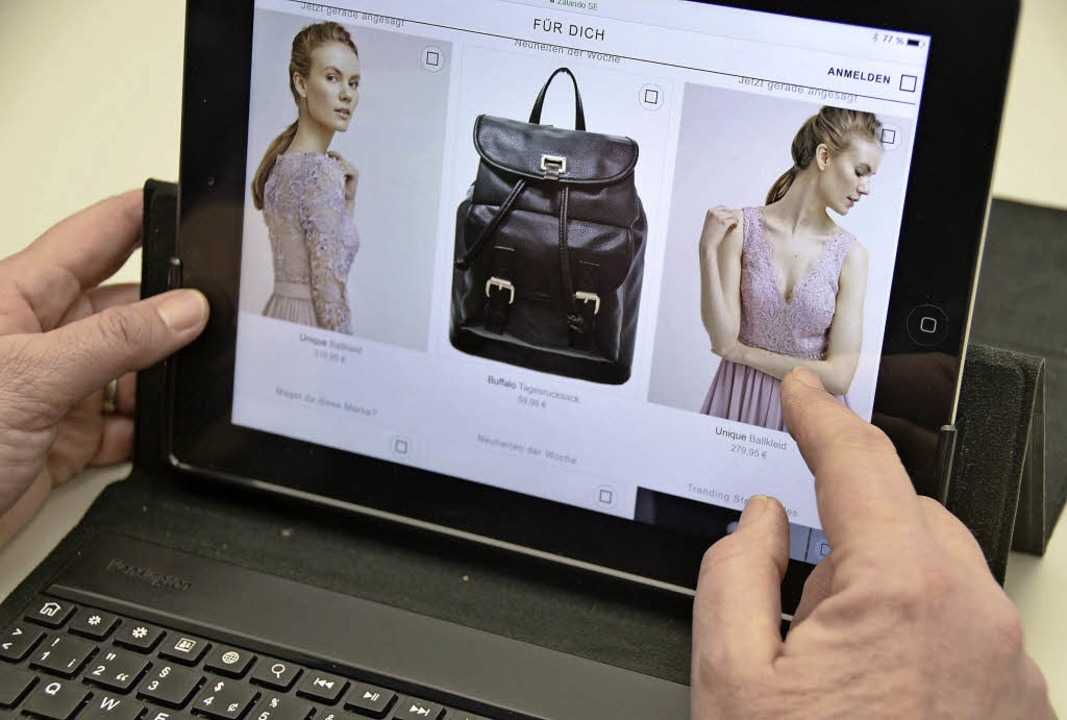 Immer mehr Menschen kaufen nicht nur ihre Kleidung übers Internet.   | Foto: Thomas Rhenisch
