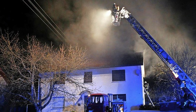 Wegen des starken Rauchs vermutete die...r den Brand zunchst im Dachgeschoss.   | Foto: Polizei
