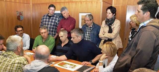 Architekt Thomas Kuri stellte im Ortsc... Planung fr die Langenauer Kita vor.   | Foto: Edgar Steinfelder