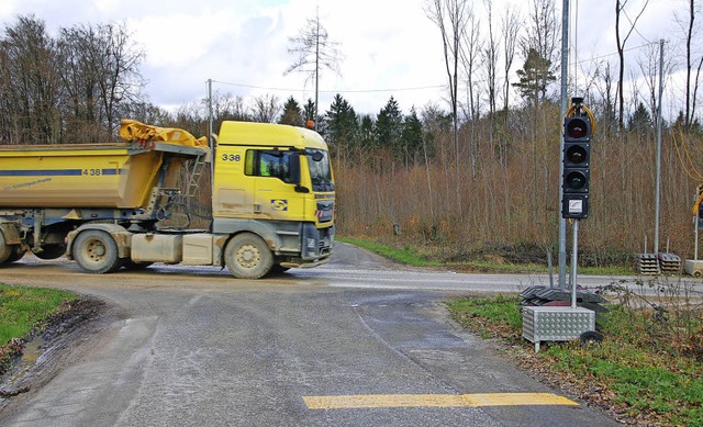 Die Ampel ist aus, damit die Autobahnbaustellen-Lkw durchfahren knnen.   | Foto: Petra Wunderle