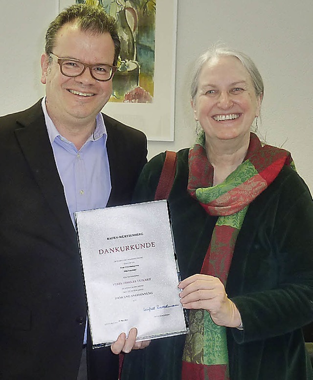 Bernd Zickgraf gratuliert Silke Leuschner zum Jubilum.   | Foto: ZVG