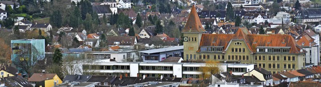 Der Campus Rosenfels vom  Rathaus aus ...rne) und das Hebel-Gymnasium (rechts)   | Foto: Trenz