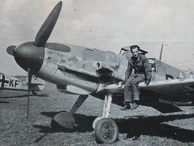 Walter Sommer  1944 bei seiner Jagdfliegerausbildung in Pommern.  | Foto: cm