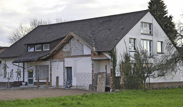 Dem Gebude sieht man die Folgen des A...uertreppe aus Stahl nach unten fhren.  | Foto: Benedikt Sommer