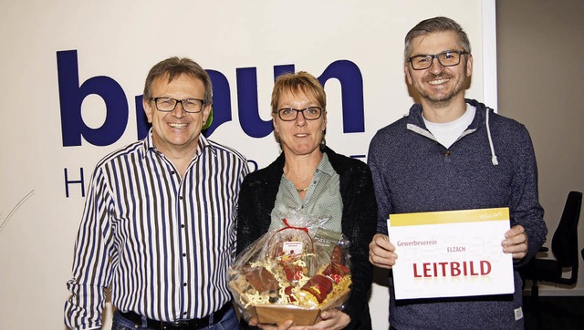 Claudia Dettinger von Hrgerte Braun ...rich Volk vom Elzacher Gewerbeverein.   | Foto: Roland Gutjahr