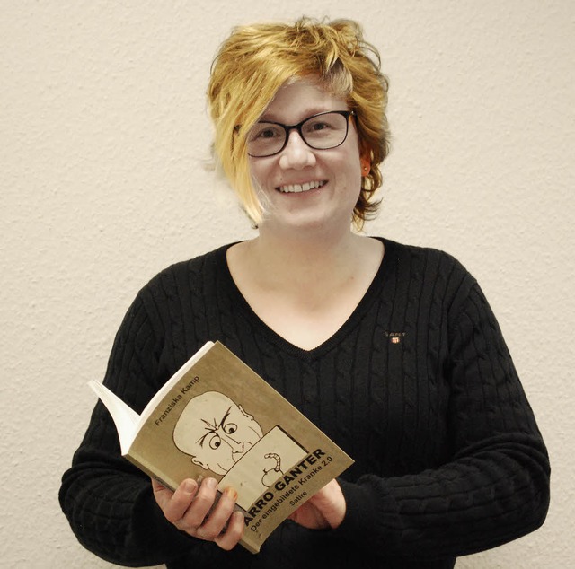 Franziska Kamp mit ihrem Buch, das die...Freiamt  auch selbst illustriert hat.   | Foto: Sylvia-Karina Jahn