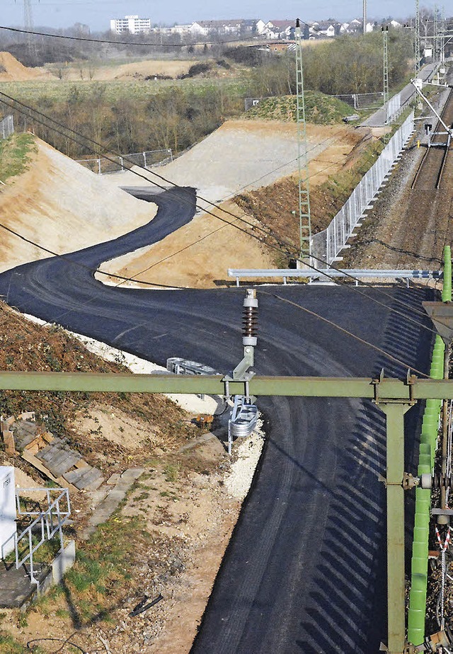 Die Bahn bentigt ihre Baustrae, die ...b dem Sommer fr ein Jahr nicht mehr.   | Foto: Lauber