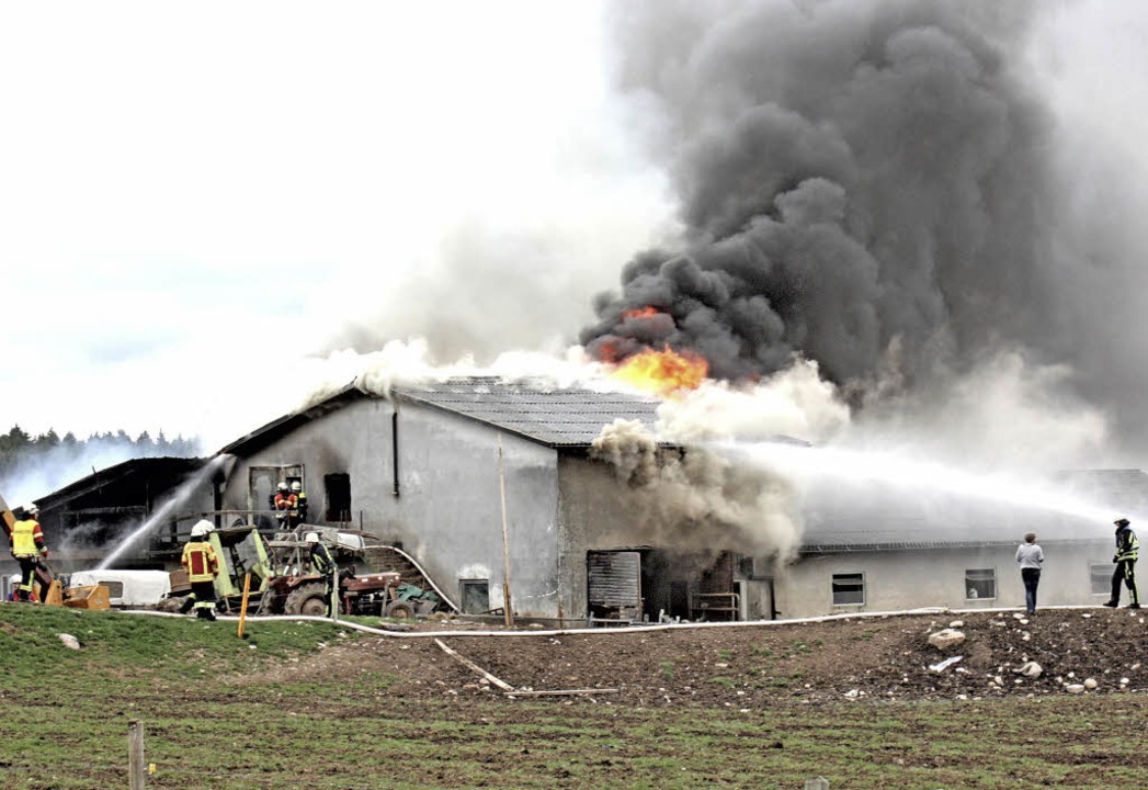 Dunkler Rauch und Flammen drangen aus ...udes am Ortsausgang von Grafenhausen.   | Foto: Kuhlmann