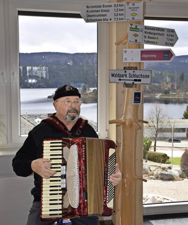 Manfred Eichhorn spielte zum Tag der o...teten Tourist Information Schluchsee.   | Foto: Evamarie Kurfess