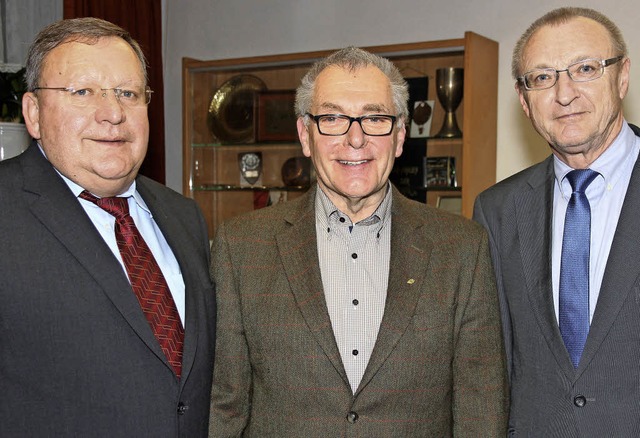 Clemens Laule (Mitte) erhielt die zwei...eschftsfhrer Robert Newart (rechts).  | Foto: Eva Korinth