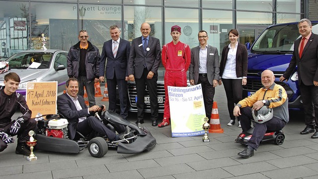 Brgermeister Andreas Schneucker (im K...bilclubs Lrrach beim Frhlingsmarkt.   | Foto: Frey