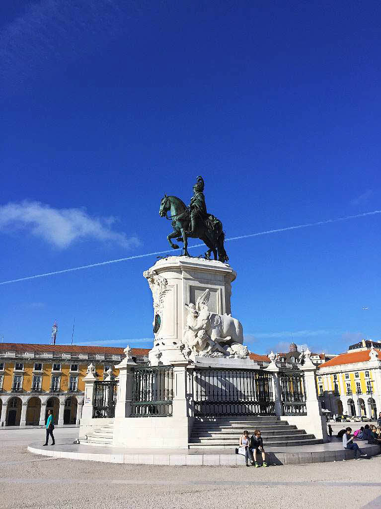 Auf dem Praa do Comrcio steht eine Reiterstatue mit Jos I.