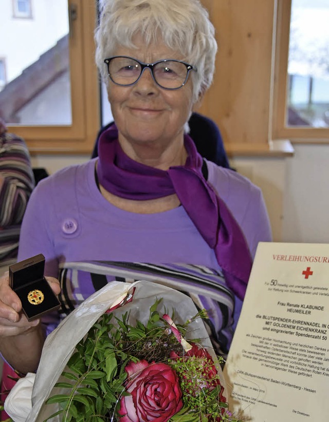 Stolz zeigt Renate Klabunte die Urkunde und die goldene Anstecknadel des DRK.   | Foto: Andrea Steinhart