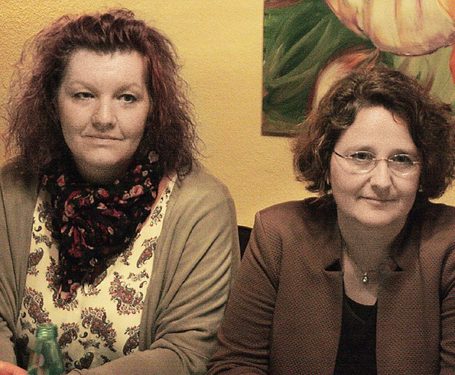 Die Hebammen Sabine Gersbacher und Bettina Hilker (rechts)  | Foto: Jrn Kerckhoff