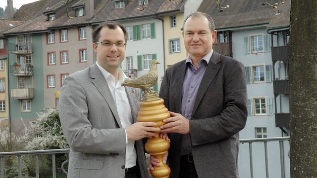 Erhielten die erste Friedenstaube im L...links)  und Stadtammann Herbert Weiss   | Foto: Stadt Laufenburg