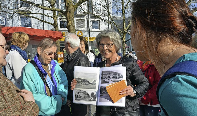 Kopien alter Fotografien der Stadt wec... bei manchen Teilnehmern der Fhrung.   | Foto: Danielle Hirschberger