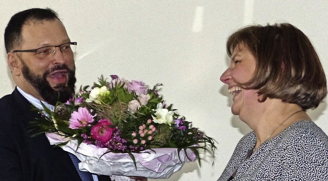 Markus Herrel, einer der beiden Klasse...n Maria Gille zum Dank  ein Geschenk.   | Foto: Sofia Kwiek