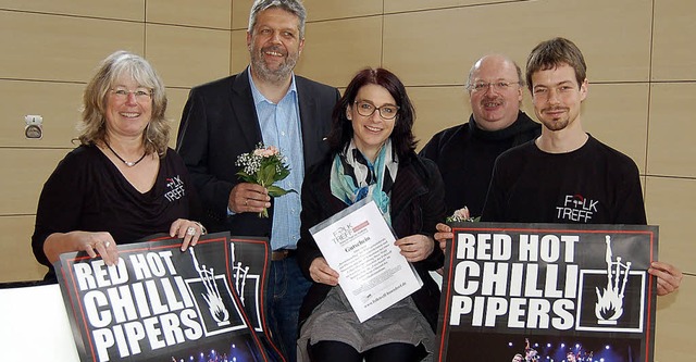 Gudrun Deinzer, Vorsitzende Folktreff,...auf die Halleneinweihung (von links).   | Foto: Claudia Renk