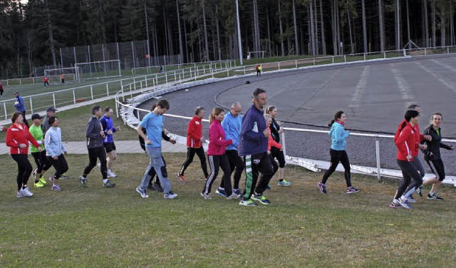 Mehr als 30 Jogger wrmten sich bei de...f die umliegenden Waldwege verteilten.  | Foto: Martha Weishaar