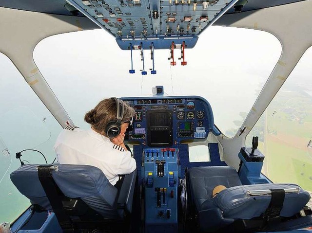 Kate Board, die weltweit einzige Frau,...Pilotenlizenz zum Zeppelinfliegen hat.  | Foto: Uwe Stohrer