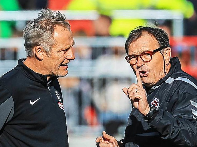 SC-Trainer Christian Streich (links) mit St.-Pauli-Trainer Ewald Lienen.  | Foto: Oliver Ruhnke