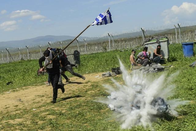 Idomeni: Polizei feuert mit Trnengas auf Flchtlinge