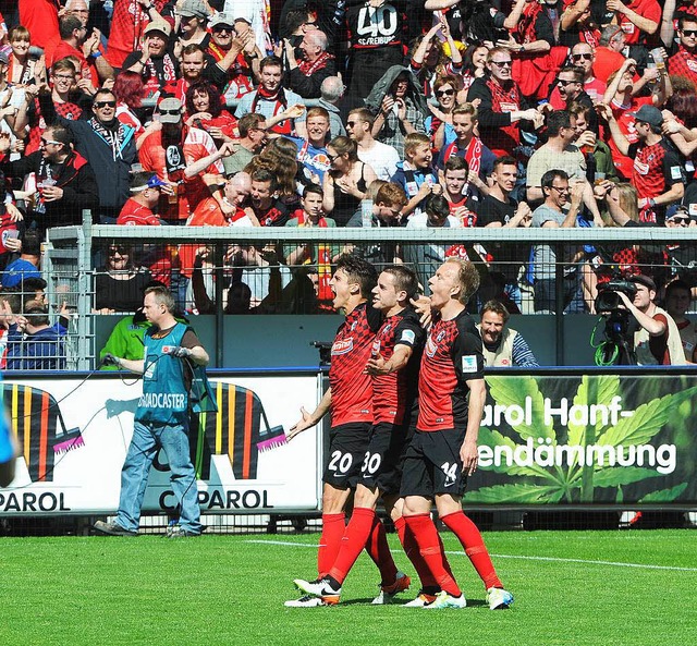 Groer Jubel bei den Fans und Spieler.  | Foto: Achim Keller