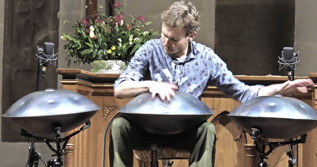 Tilo Wachter spielt das Hang in der Evangelischen Stadtkirche  | Foto: Georg Vo