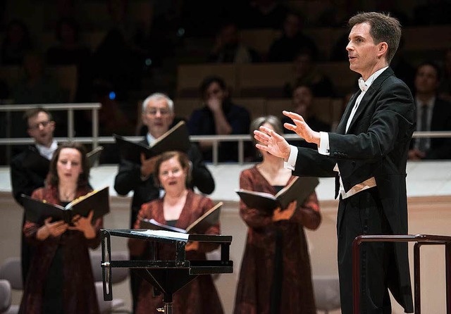 Hannes Reich beim Finalkonzert mit dem...mmerchor in der Berliner Philharmonie.  | Foto: Kai Bienert