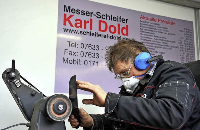 Konzentration und Przision prgen die...eren- und Messerschleifers Karl Dold.   | Foto: Horst Dauenhauer