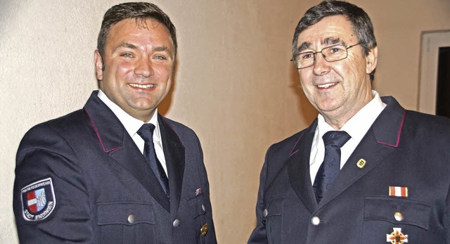 Christian Burkhard (links) ist neuer K...d wurde zum Ehrenkommandanten ernannt.  | Foto: Ilona Hge
