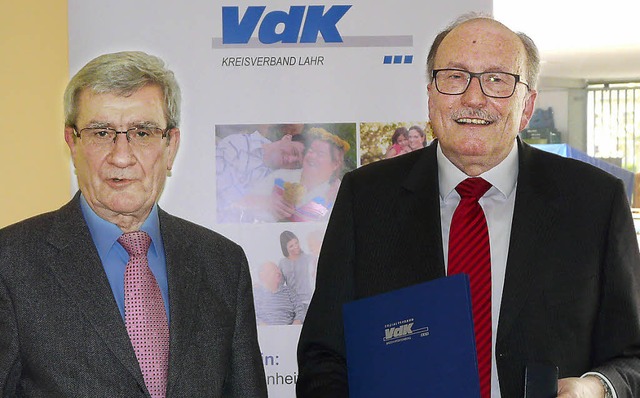 Uwe Wrthenberger (links) zeichnete Ro...nstnadel des VdK-Landesverbandes aus.   | Foto: reiner beschorner