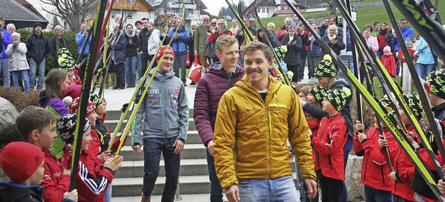 36 junge Sportler der Skizunft Breitna...d Benedikt Doll (von rechts) Spalier.   | Foto: Dieter Maurer