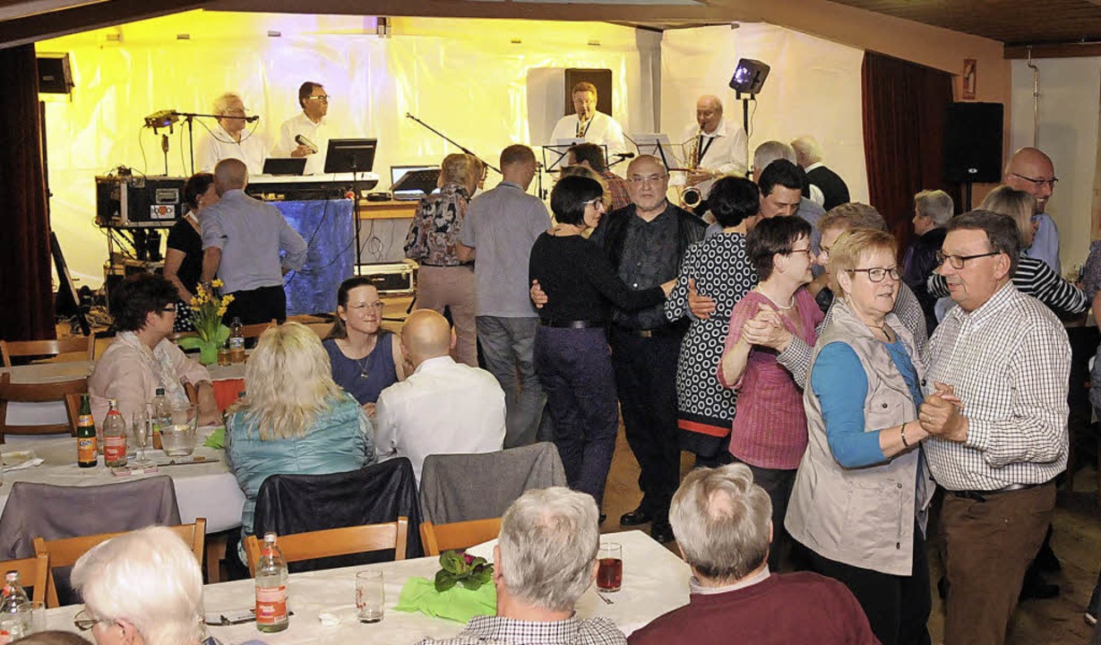 Viele Feiergäste schwangen eifrig das Tanzbein zu alten Schlagern.   | Foto: Wolfgang Künstle