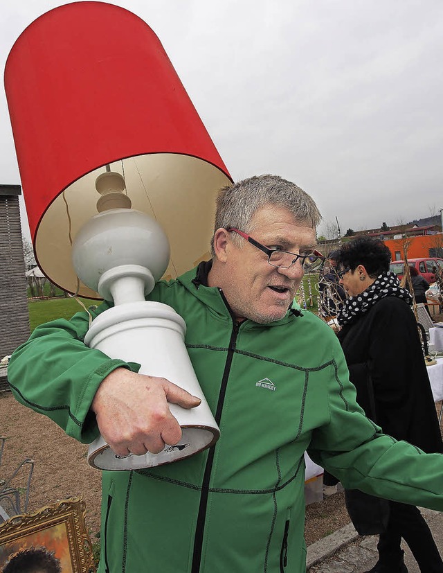 Fndig geworden ist dieser Mann, der e...gtrgt, auf dem Flohmarkt in Warmbach.  | Foto: Boris Burkhardt