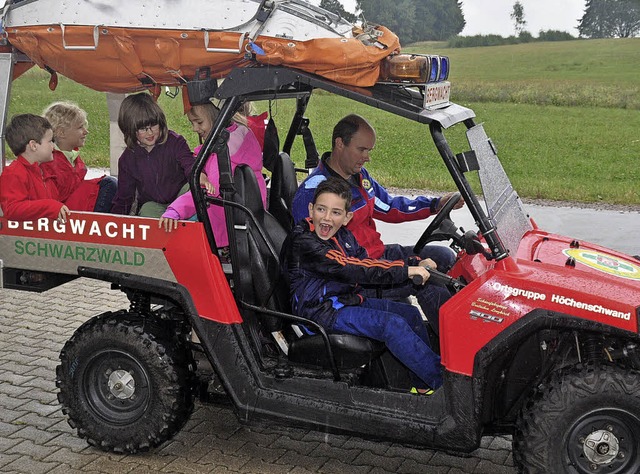 Ein frhlicher Einsatz der Bergwacht H...rienprogramms eine Fahrt mit dem ATV.   | Foto: Stefan Pichler