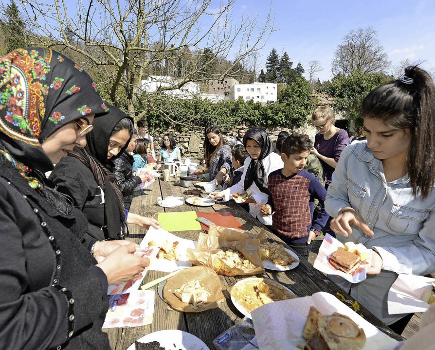 Schlerinnen und Schler des UWC bewir...tlinge im ehemaligen Kartuserkloster.  | Foto: Rita Eggstein