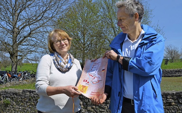 Staffelbergabe: Karin Paulsen-Zenke ...affel an Brgermeister Michael Wilke.   | Foto: Britta Wieschenkmper