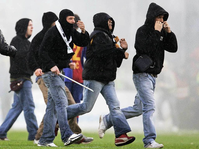 Vor dem Basler Fuballstadion spielten...Basler Hooligans, Archivbild von 2006)  | Foto: AFP