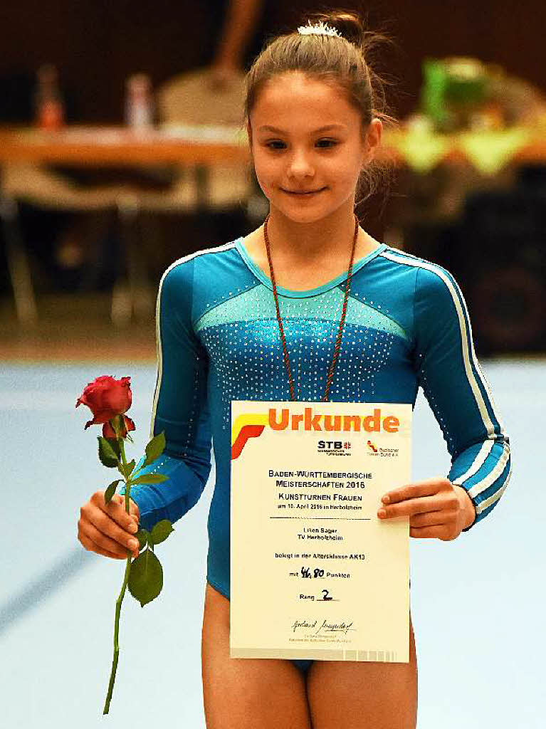 Lilien Sager (TG Breisgau) wird bei der Siegerehrung fr den zweiten Platz in ihrer Altersklasse ausgezeichnet.