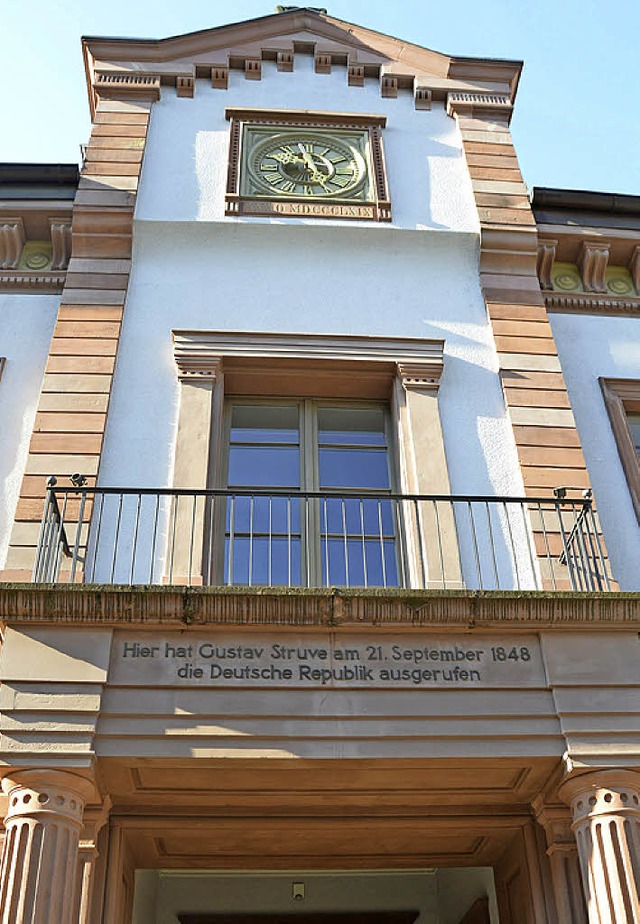 Der Schriftzug unter dem Balkon erinne... die Deutsche Republik ausgerufen hat.  | Foto: Barbara Ruda