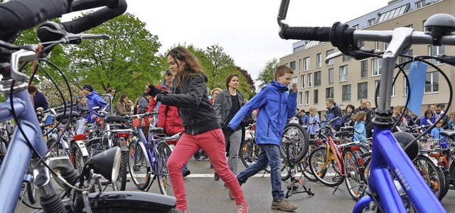 Ansturm auf die Fahrrder um Punkt 10.30 Uhr   | Foto: Barbara Ruda