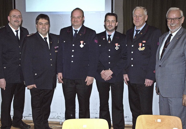 Ehrungen bei der Gesamtwehr Herbolzhei...er und Brgermeister Ernst Schilling.   | Foto: Michael Haberer