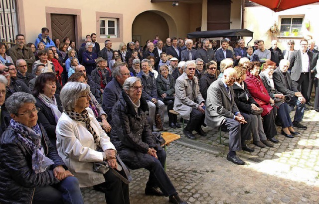 Gute Akustik im Innenhof: Die Besucher...ung. Rechts die 17 Meter lange Treppe.  | Foto: judith reinbold