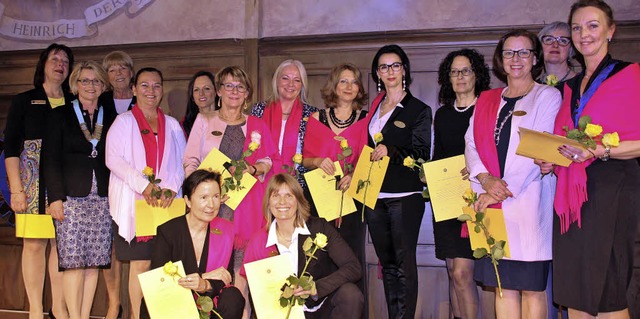 Die Grnderinnen des IWC Lahrs erhielt... Freundschaftsrosen und Anstecknadeln.  | Foto: Babette Staiger